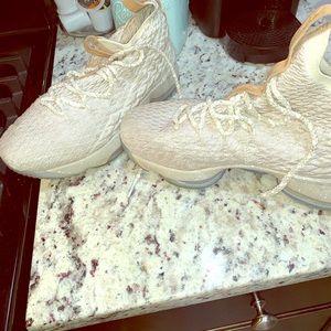 Youth LeBron XVI size 6.5 Nike shoe